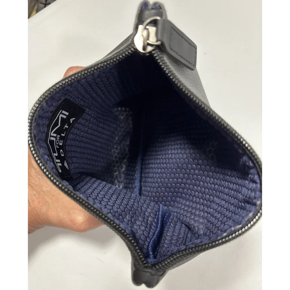Tumi Delta Air Line Amenity Kit Gray Textured Zippered Travel Pouch Cosmetic EUC